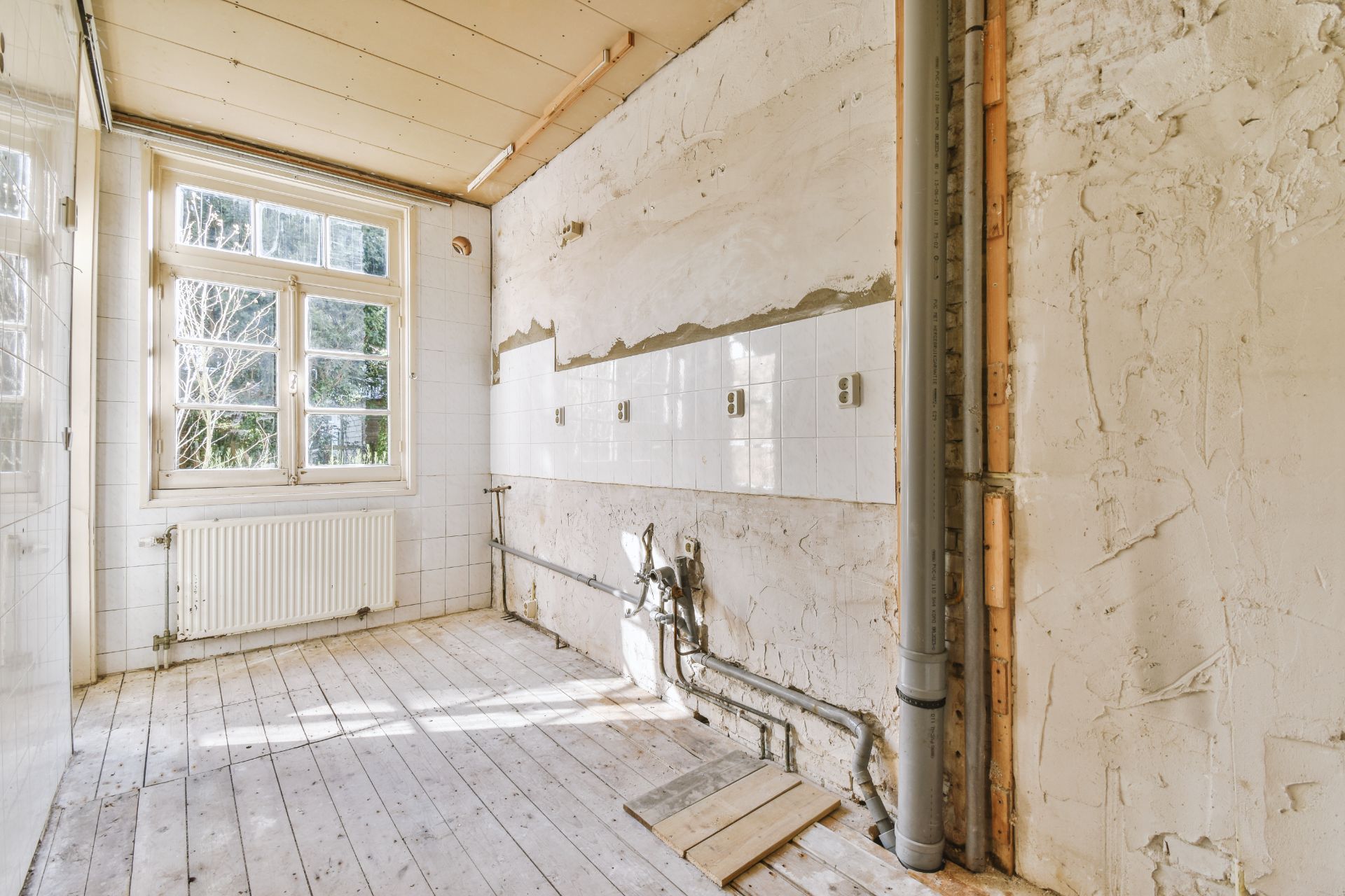 Murer i Haderslev i gang med renovering af værelse for et holdbart resultat